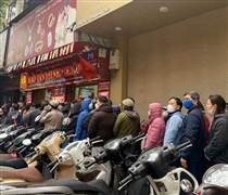 Giá vàng giảm sâu, nhiều người chờ hàng giờ để mua 1 chỉ vàng nhẫn