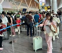 Tăng chuyến, vé máy bay Tết vẫn 'căng'