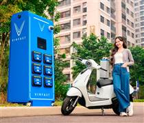 VIC: Lì xì đầu năm 'khủng' như ông Phạm Nhật Vượng: Miễn phí sạc 3 năm cho chủ ô tô điện VinFast, mua xe máy cũng miễn phí đổi pin 2 năm