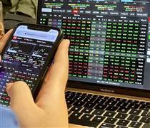 Phiên 10/2: Cổ phiếu ngân hàng lớn nhất Việt Nam bất ngờ giảm sàn, MBB được khối ngoại gom mạnh