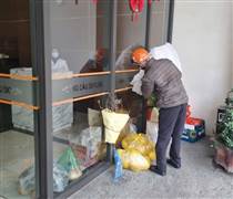 Mua sắm online bùng nổ dịp Tết, shipper quá tải