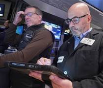 Phố Wall rung lắc vì báo cáo việc làm vượt kỳ vọng