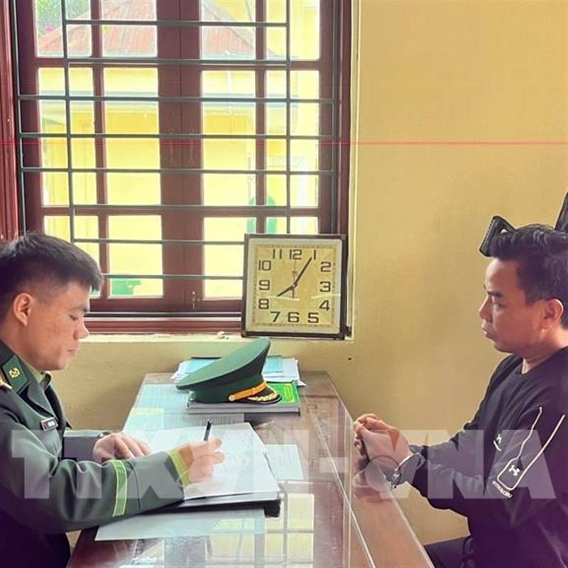 Bắt nhóm đối tượng vận chuyển trái phép tiền tệ qua biên giới