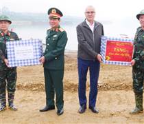 Thông xe cầu phao Đoan Hùng bắc qua sông Lô, phục vụ người dân đi lại dịp Tết