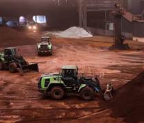 Trung Quốc lại gây sốc ngành vận tải: Tạo ra máy xúc điện tải trọng hơn 120 tấn, hiệu năng ngang ngửa chạy dầu diesel