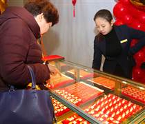 Thấy cụ ông bế cháu nhỏ, cầm gần 1 tỷ đồng mua vàng không hỏi giá, nhân viên trì hoãn giao dịch: Cảnh sát lập tức có mặt điều tra