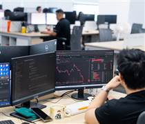 Bị 'xả' mạnh giữa phiên, VN-Index vẫn ngược dòng giữ mốc 1.880 điểm