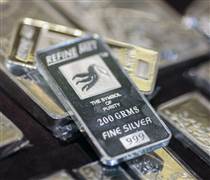 Quỹ bạc bán ra hơn trăm tấn khi giá lên cao nhất trong 1 tháng