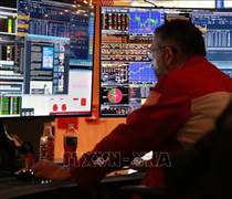 Xung đột tại Trung Đông: Chứng khoán giảm, vàng và dầu tăng giá