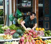 Giá hoa quả bình ổn tại chợ truyền thống, sức mua tăng trước ngày rằm