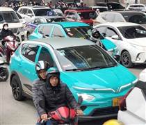 Doanh nghiệp và tài xế chạy taxi xăng tại Hà Nội lưu ý: Cơ chế hỗ trợ lãi suất, giảm lệ phí khi chuyển sang xe điện