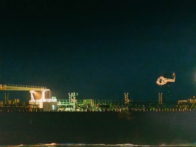 Tàu chở dầu nghi của Nga treo cờ quốc gia khác đang di chuyển bất ngờ bị vây bắt