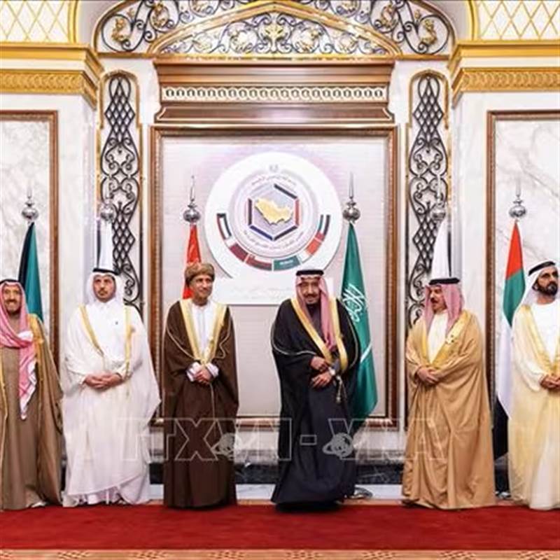 Iran tuyên bố tấn công mọi tàu thuyền qua Eo biển Hormuz, đẩy giá dầu lên 200 USD/thùng