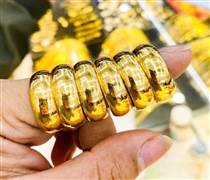Giá vàng 'bốc hơi' 200 USD chỉ sau một đêm, vàng nhẫn giảm 4 triệu đồng/lượng