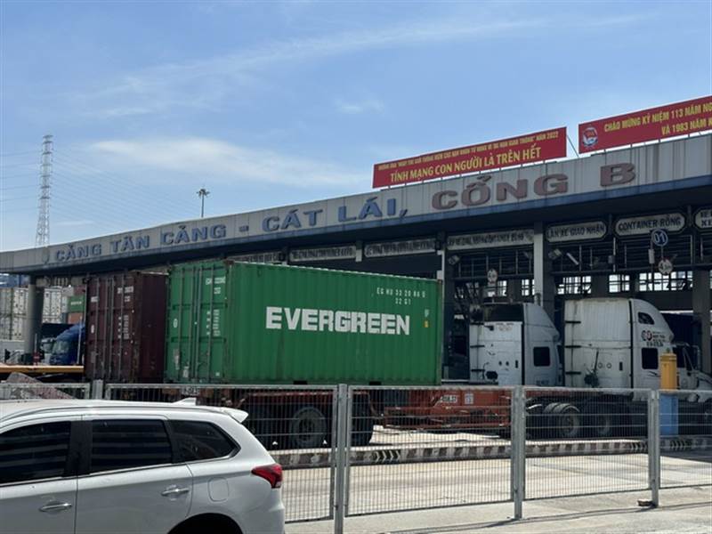 Giá dầu tăng chưa ráo mực, cước xe đầu kéo container báo tăng mạnh