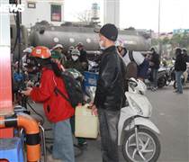 Nhiều cây xăng từ chối bán cho người mua bằng can, thùng phuy