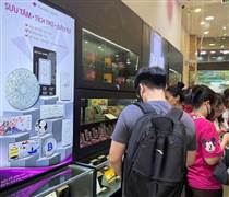 Giá bạc trong nước bật tăng, cửa hàng tấp nập khách giao dịch