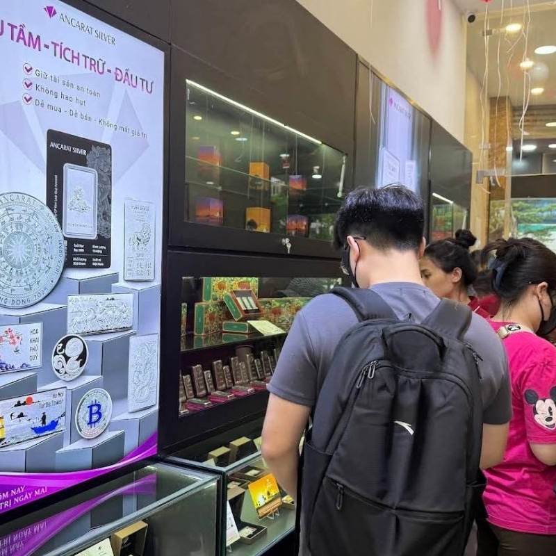 Giá bạc trong nước bật tăng, cửa hàng tấp nập khách giao dịch