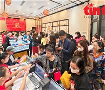 Giá vàng sáng 8/3 duy trì ở mức cao