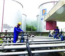 Giá xăng dầu tăng sốc, tồn kho BSR, Petrolimex và PVOIL ra sao?