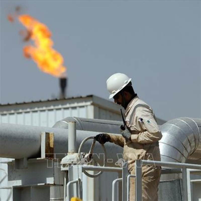 Tắc nghẽn tại eo biển Hormuz, các quốc gia vùng Vịnh cắt giảm sản lượng dầu