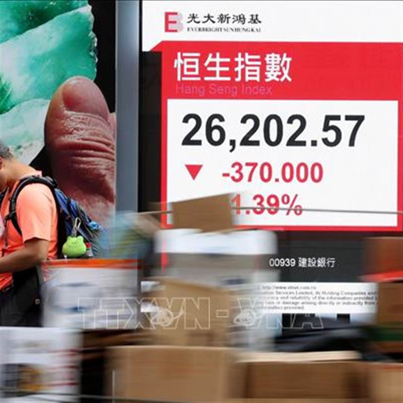 Chứng khoán châu Á chìm trong sắc đỏ sau khi giá dầu vượt mốc 100 USD/thùng