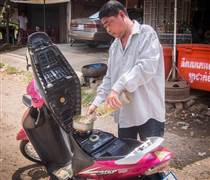 Phụ thuộc hoàn toàn vào nhập khẩu, giá xăng dầu ở nước láng giềng Việt Nam biến động phi mã