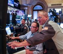 Chứng khoán "người anh em" Mỹ đồng loạt tăng điểm khi Ngài Donald Trump phát tín hiệu xung đột sắp kết thúc