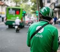 Giá xăng dầu biến động, Grab hỗ trợ tài xế ra sao?