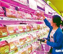 Bán lẻ 'khóa giá' hàng thiết yếu, giảm áp lực từ giá xăng dầu