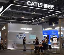 Người Hàn lại sắp 'thua trắng' ở một lĩnh vực quan trọng, Trung Quốc vươn lên kiểm soát 70% thị phần toàn cầu