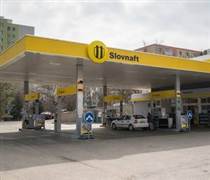 Người nước ngoài đổ xô đến mua nhiên liệu giá rẻ khiến trạm xăng 'gần như cạn kiệt', một quốc gia EU lập tức hành động