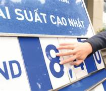 Lãi suất tiết kiệm thực tế vượt xa mức công bố: Có ngân hàng niêm yết 3,5% nhưng nhân viên chào khách hơn 7%