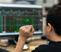 Lãi suất tăng cao, dòng tiền có còn chọn cổ phiếu ngân hàng?