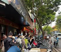 Khổ sở xếp hàng mua vàng bạc rồi trúng quả... đắng