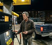 Một người Mỹ: "Hôm nay tôi đổ xăng hết 50 đô! Bạn có nghĩ sẽ thoát khỏi cảnh chật vật chờ lương không?"