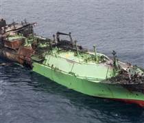 ‘Lộc trời cho’: Một nước chuẩn bị dỡ 700 tấn dầu Nga khỏi tàu trôi dạt vào vùng biển