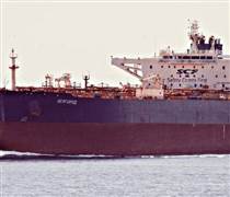 Thách thức mọi đe doạ bắt giữ, hàng chục tàu chở dầu của Nga vẫn ung dung đi qua eo biển của một nước G7