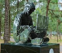 Tượng “cha đẻ” Bitcoin xuất hiện tại Trường Đại học FPT