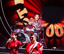 FPT: Tổng Giám đốc mặc áo da đinh, đánh trống khuấy động trong một sự kiện quan trọng