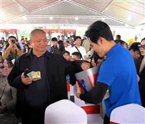 Chủ tịch Hoa Sen Lê Phước Vũ dốc hết tiền trong ví