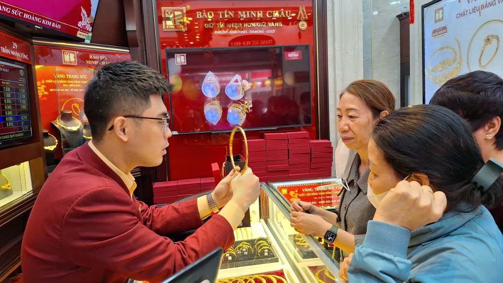 Người 'đu đỉnh' vàng đang lỗ gần 20 triệu đồng/lượng