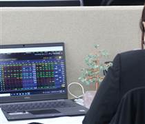 Nhà đầu tư chứng khoán lo ngại lạm phát nhưng vẫn ‘đãi cát tìm vàng’