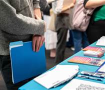 Buồn của nền kinh tế lớn nhất thế giới: Cử nhân rải 4.000 đơn xin việc vẫn thất nghiệp, 1 suất thực tập 273 người tranh giành