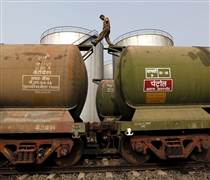 Vừa đón tàu dầu Nga, Ấn Độ lại chuẩn bị nhận thêm 12 triệu thùng dầu mới cập bến, không phải từ Mỹ hay Iran