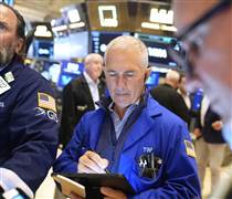 Phố Wall giằng co mạnh, chứng khoán Mỹ chốt phiên trái chiều