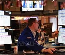 Phố Wall giảm nhẹ, giá dầu tăng, eo biển Hormuz vẫn chưa thông suốt