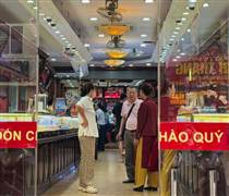 Giá vàng sụt giảm, cửa hàng không còn cảnh xếp hàng dài chờ mua