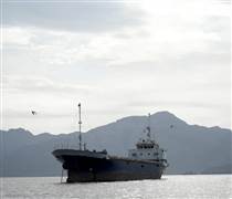 Vì sao ông Trump lại đe dọa đóng cửa eo biển Hormuz vốn đang bị Iran phong tỏa?