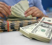 Tỷ giá đứng trước sức ép mới khi lãi suất giảm đồng loạt